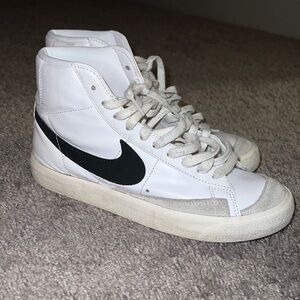 Nike Women’s Blazer’s Mid 77, Size 8